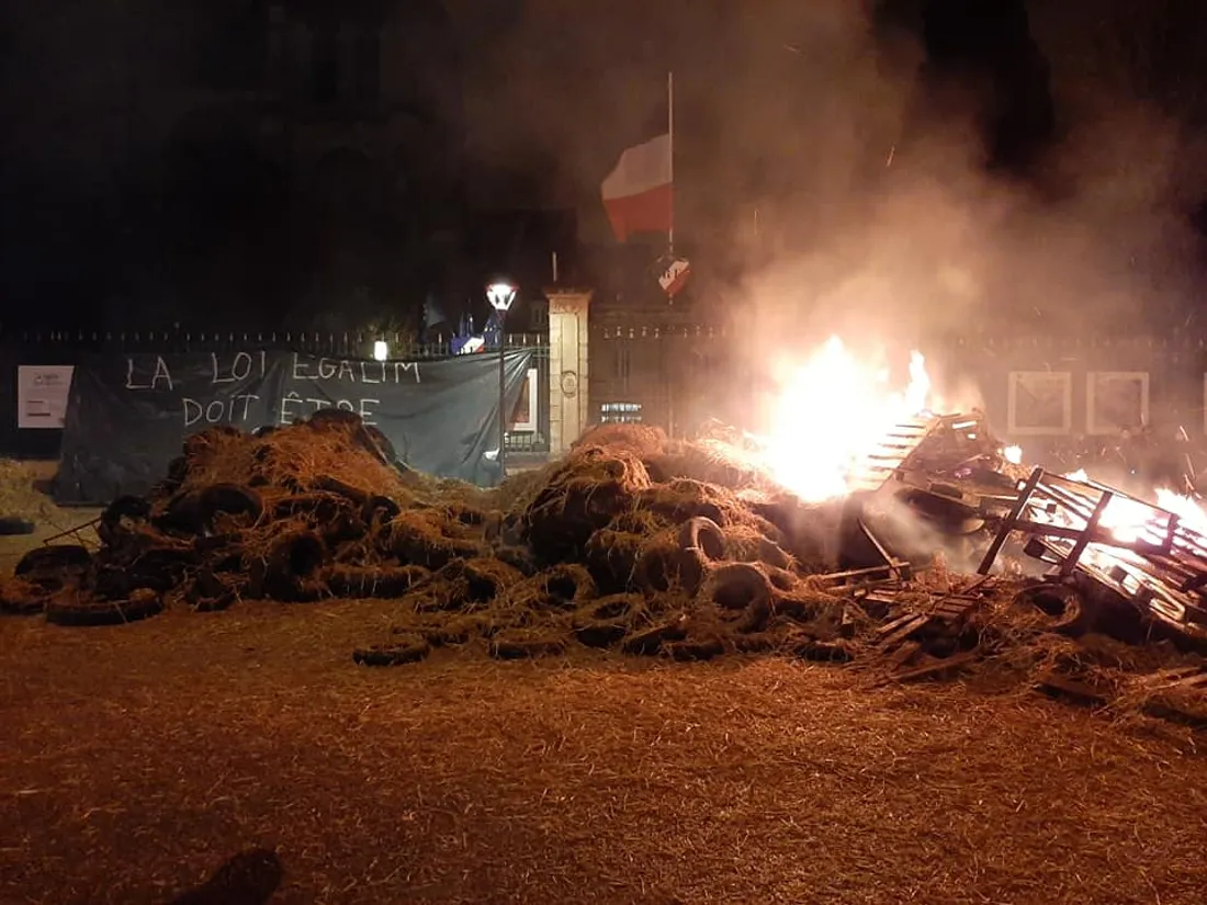 Le brasier des agriculteurs face à la préfecture de la Sarthe ce mardi 15 février